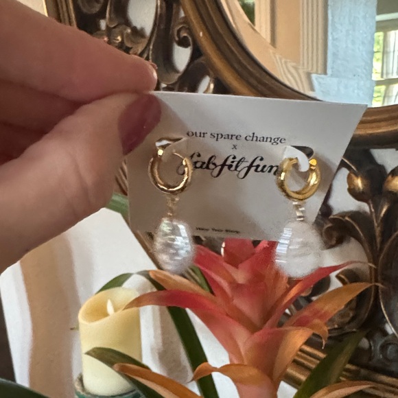 Gold and Silver Tone Pearlized Earrings. 18K gold plated brass - Picture 3 of 3